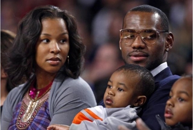 詹姆斯真的该离开湖人了，湖人只会利用詹姆斯赚钱，根本不懂得尊